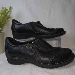 Clarks Bendables Black Leather Slip On Shoes Side Zip Womens Size 6 EUC